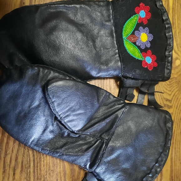 Handmade Leather Beaded Gauntlet Mitts - NW Ontario Anishnaabe  traditional - Picture 3 of 5